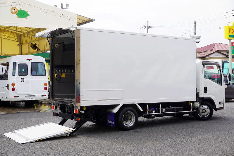 エルフ　「標準幅　ロング」　パネルバン　積載２０００ｋｇ　跳ね上げ式　大型パワーゲート付き　荷台、箱内壁面ステンレス張り　ラッシング１段　バックカメラ　左電格ミラー　フォグランプ　衝突軽減ブレーキ　車線逸脱警報　東プレ製　給食配送車仕様！６速ＭＴ！希少車！！フロント画像