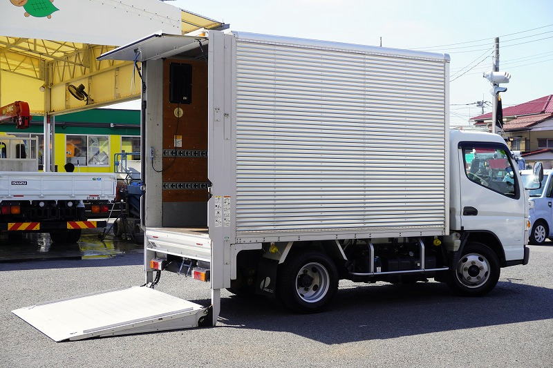 キャンター　１０尺　アルミバン　積載２０００ｋｇ　サイドドア　跳ね上げ式　オートターン式垂直パワーゲート　ラッシング２段　バックカメラ　ＥＴＣ　左電格ミラー　坂道発進補助　フォグランプ　衝突軽減ブレーキ　車線逸脱警報　パブコ製　５速ＭＴ！希少車！！フロント画像