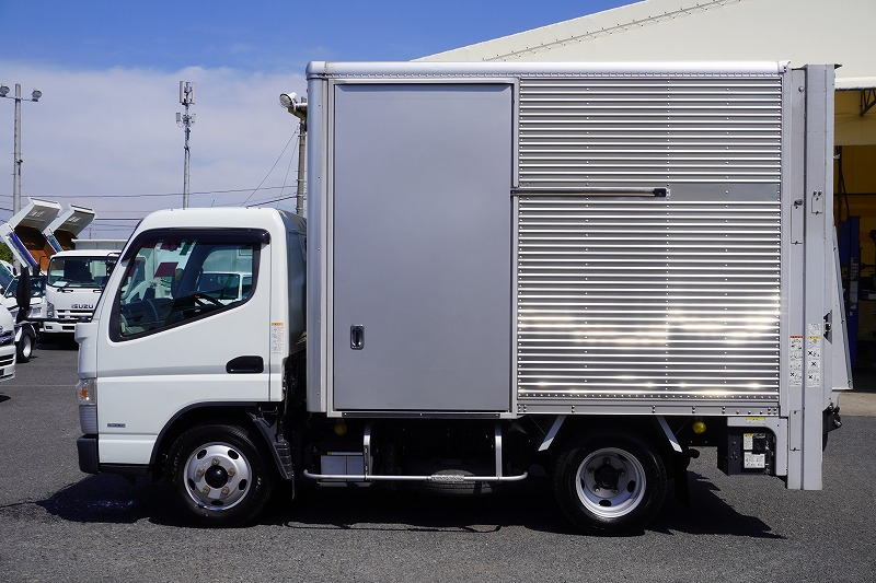 キャンター　１０尺　アルミバン　積載２０００ｋｇ　サイドドア　跳ね上げ式　オートターン式垂直パワーゲート　ラッシング２段　バックカメラ　ＥＴＣ　左電格ミラー　坂道発進補助　フォグランプ　衝突軽減ブレーキ　車線逸脱警報　パブコ製　５速ＭＴ！希少車！！1