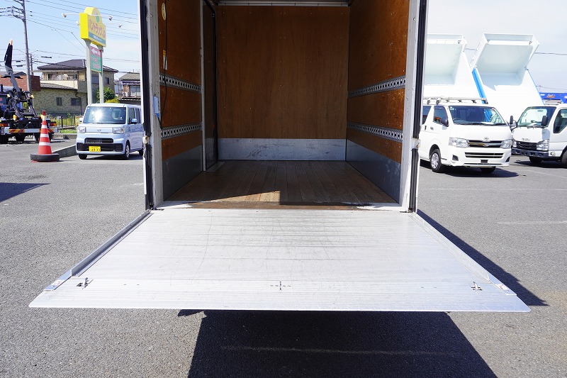 キャンター　１０尺　アルミバン　積載２０００ｋｇ　サイドドア　跳ね上げ式　オートターン式垂直パワーゲート　ラッシング２段　バックカメラ　ＥＴＣ　左電格ミラー　坂道発進補助　フォグランプ　衝突軽減ブレーキ　車線逸脱警報　パブコ製　５速ＭＴ！希少車！！24