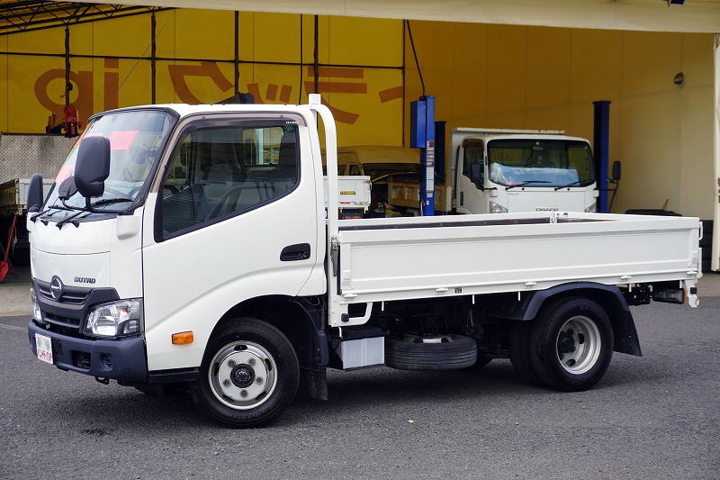 デュトロ 「標準幅 ショート」 平ボディー 積載2000kg 三方開 全低床 左電格ミラー ETC 5速MT!フロント画像