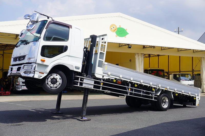 ファイター　増トン　「ワイド　ベッド付」　重機運搬車　タダノ製ハイジャッキ　美川ボディー製造りボディー　積載４９００ｋｇ　ウインチ　ラジコン　アユミ板掛け　アルミブロック　アオリ上部プロテクター付き　三方開　鳥居ラダー＆下部シマ板張り　床フック　アルミホイール　メッキパーツ　社外ナビ　フルセグＴＶ　ＥＴＣ　バックカメラ　坂道発進補助　６速ＭＴ！中型免許対応！希少車！！　車検「Ｒ８年２月まで！」フロント画像