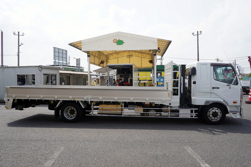 ファイター　増トン　「ワイド　ベッド付」　重機運搬車　タダノ製ハイジャッキ　美川ボディー製造りボディー　積載４９００ｋｇ　ウインチ　ラジコン　アユミ板掛け　アルミブロック　アオリ上部プロテクター付き　三方開　鳥居ラダー＆下部シマ板張り　床フック　アルミホイール　メッキパーツ　社外ナビ　フルセグＴＶ　ＥＴＣ　バックカメラ　坂道発進補助　６速ＭＴ！中型免許対応！希少車！！　車検「Ｒ８年２月まで！」3