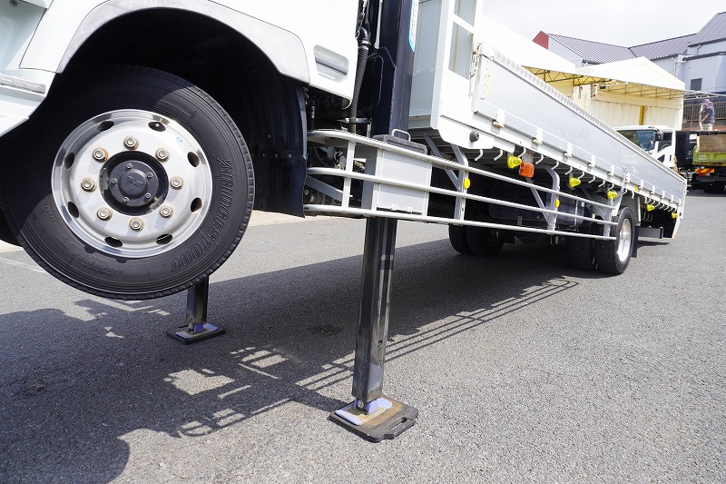 ファイター　増トン　「ワイド　ベッド付」　重機運搬車　タダノ製ハイジャッキ　美川ボディー製造りボディー　積載４９００ｋｇ　ウインチ　ラジコン　アユミ板掛け　アルミブロック　アオリ上部プロテクター付き　三方開　鳥居ラダー＆下部シマ板張り　床フック　アルミホイール　メッキパーツ　社外ナビ　フルセグＴＶ　ＥＴＣ　バックカメラ　坂道発進補助　６速ＭＴ！中型免許対応！希少車！！　車検「Ｒ８年２月まで！」13