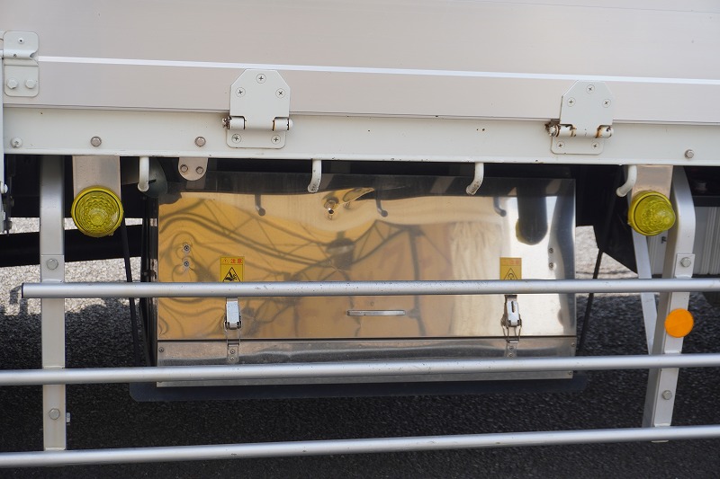 ファイター　増トン　「ワイド　ベッド付」　重機運搬車　タダノ製ハイジャッキ　美川ボディー製造りボディー　積載４９００ｋｇ　ウインチ　ラジコン　アユミ板掛け　アルミブロック　アオリ上部プロテクター付き　三方開　鳥居ラダー＆下部シマ板張り　床フック　アルミホイール　メッキパーツ　社外ナビ　フルセグＴＶ　ＥＴＣ　バックカメラ　坂道発進補助　６速ＭＴ！中型免許対応！希少車！！　車検「Ｒ８年２月まで！」31