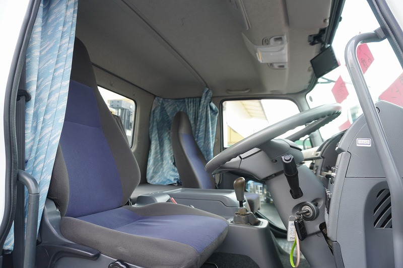 ファイター　増トン　「ワイド　ベッド付」　重機運搬車　タダノ製ハイジャッキ　美川ボディー製造りボディー　積載４９００ｋｇ　ウインチ　ラジコン　アユミ板掛け　アルミブロック　アオリ上部プロテクター付き　三方開　鳥居ラダー＆下部シマ板張り　床フック　アルミホイール　メッキパーツ　社外ナビ　フルセグＴＶ　ＥＴＣ　バックカメラ　坂道発進補助　６速ＭＴ！中型免許対応！希少車！！　車検「Ｒ８年２月まで！」43