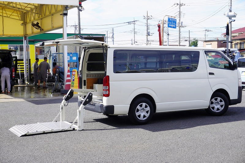 ハイエース　ロング　ＤＸ　４ドア　ガソリン車　３人乗り　トヨタ車体製パワーゲート　荷室加工有り　荷台板張り　ラッシング１段　小窓　バックカメラ　社外ナビ　ＥＴＣ　キーレス　ＡＴ車！フロント画像