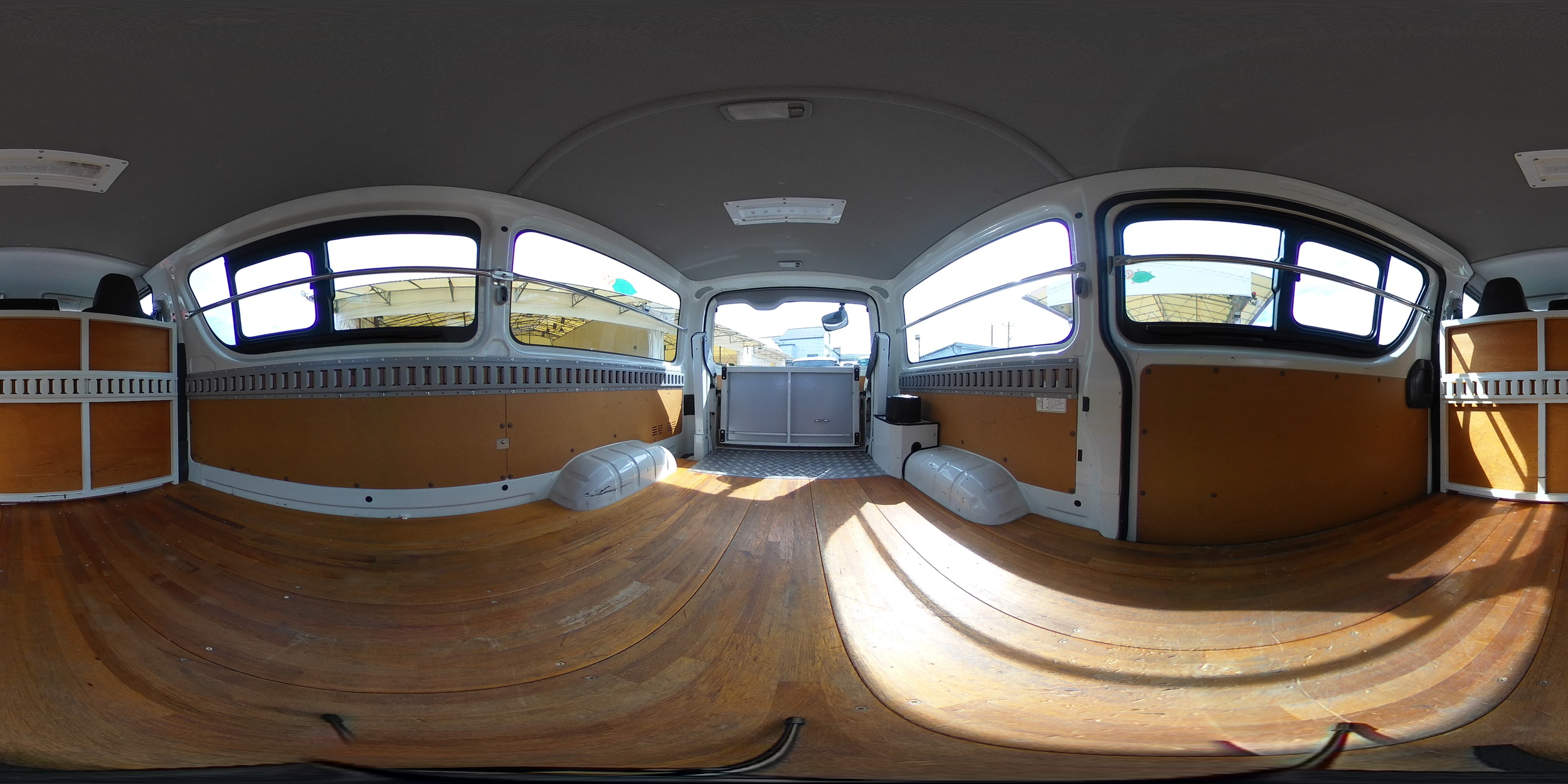 ハイエース　ロング　ＤＸ　４ドア　ガソリン車　３人乗り　トヨタ車体製パワーゲート　荷室加工有り　荷台板張り　ラッシング１段　小窓　バックカメラ　社外ナビ　ＥＴＣ　キーレス　ＡＴ車！1