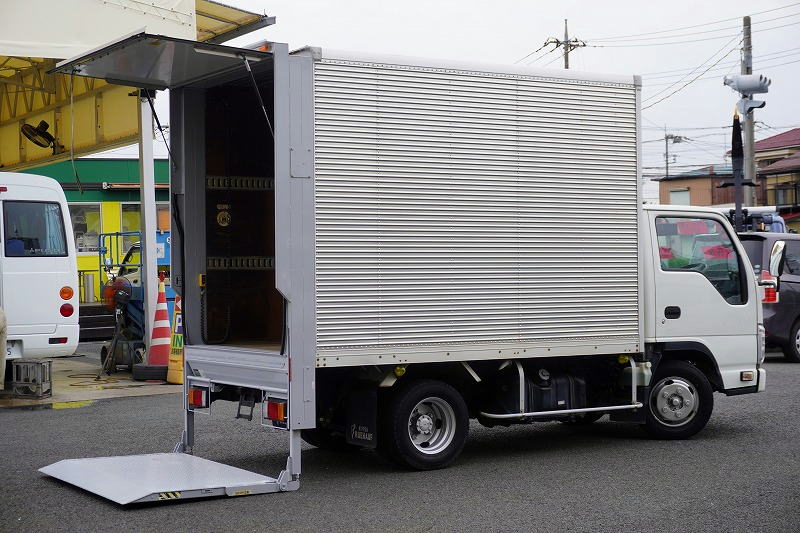 エルフ　１０尺　アルミバン　積載１９００ｋｇ　サイドドア　跳ね上げ式　垂直パワーゲート　ラッシング２段　通気口　バックカメラ　ＥＴＣ　フォグランプ　全低床　ＡＴ車！準中型（５トン限定）免許対応！　車検「Ｒ８年８月まで！」フロント画像