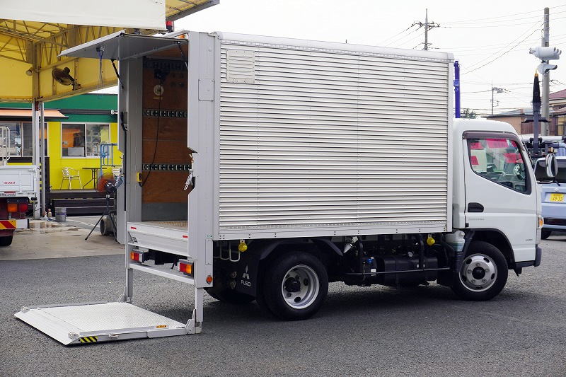 キャンター　１０尺　アルミバン　積載２０００ｋｇ　サイドドア　跳ね上げ式　垂直パワーゲート　ラッシング３段　荷台シマ板張り　床フック４対　バックカメラ　ＥＴＣ２．０　左電格ミラー　車線逸脱警報　フォグランプ　低走行！ＡＴ車！フロント画像