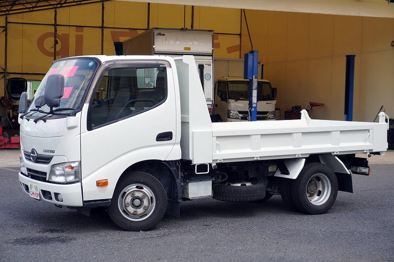 デュトロ　強化ダンプ　極東製　積載２０００ｋｇ　三方開　左電格ミラー　フォグランプ　フルフラットロー　５速ＭＴ！フロント画像