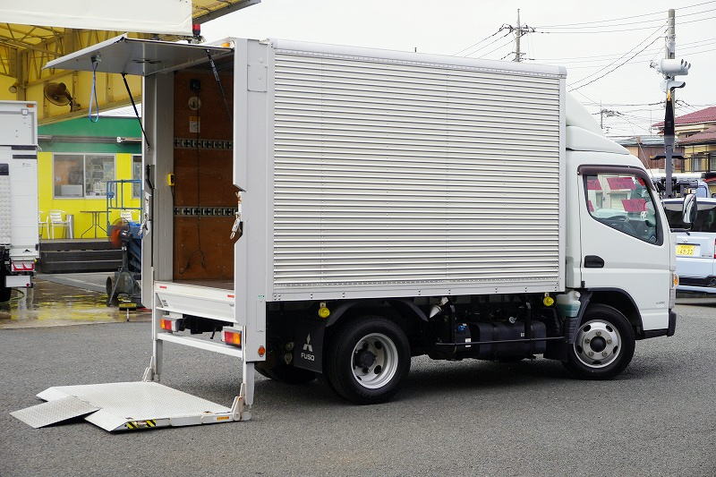 キャンター　１０尺　アルミバン　積載２０００ｋｇ　跳ね上げ式　垂直パワーゲート　ラッシング２段　荷台ステンレス張り　導風板　換気扇　バックカメラ　ＥＴＣ　フォグランプ　５速ＭＴ！フロント画像