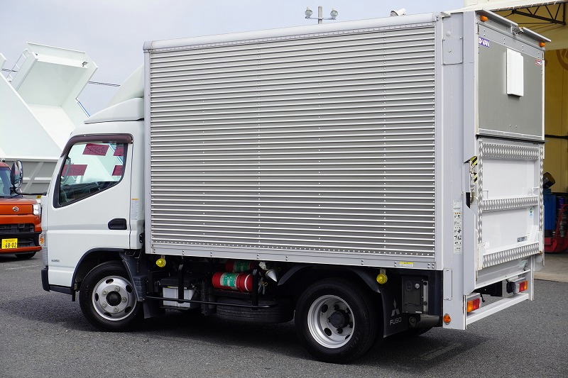 キャンター　１０尺　アルミバン　積載２０００ｋｇ　跳ね上げ式　垂直パワーゲート　ラッシング２段　荷台ステンレス張り　導風板　換気扇　バックカメラ　ＥＴＣ　フォグランプ　５速ＭＴ！5