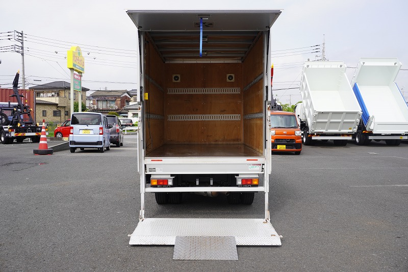 キャンター　１０尺　アルミバン　積載２０００ｋｇ　跳ね上げ式　垂直パワーゲート　ラッシング２段　荷台ステンレス張り　導風板　換気扇　バックカメラ　ＥＴＣ　フォグランプ　５速ＭＴ！17