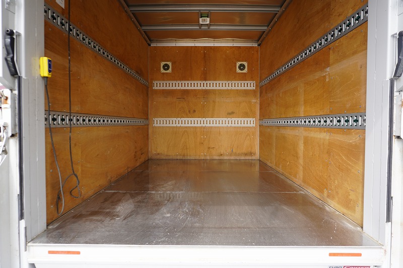 キャンター　１０尺　アルミバン　積載２０００ｋｇ　跳ね上げ式　垂直パワーゲート　ラッシング２段　荷台ステンレス張り　導風板　換気扇　バックカメラ　ＥＴＣ　フォグランプ　５速ＭＴ！18
