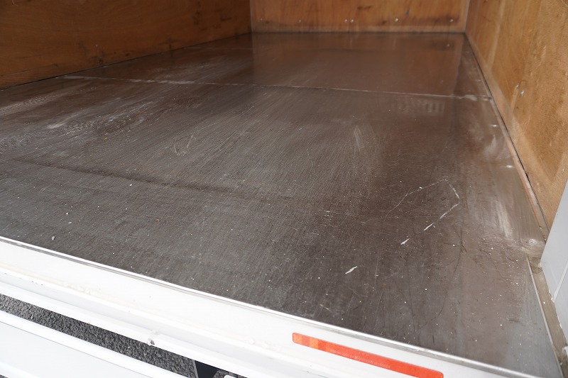 キャンター　１０尺　アルミバン　積載２０００ｋｇ　跳ね上げ式　垂直パワーゲート　ラッシング２段　荷台ステンレス張り　導風板　換気扇　バックカメラ　ＥＴＣ　フォグランプ　５速ＭＴ！20