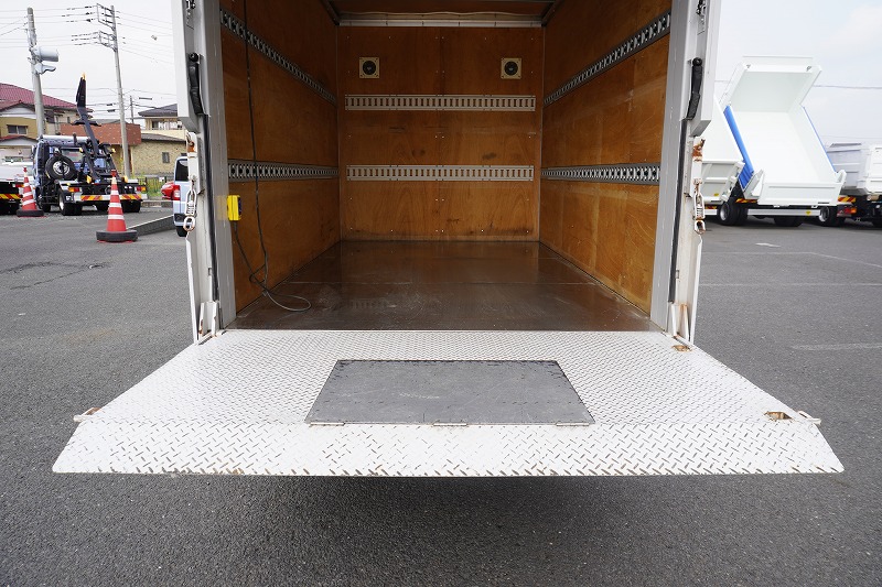 キャンター　１０尺　アルミバン　積載２０００ｋｇ　跳ね上げ式　垂直パワーゲート　ラッシング２段　荷台ステンレス張り　導風板　換気扇　バックカメラ　ＥＴＣ　フォグランプ　５速ＭＴ！25