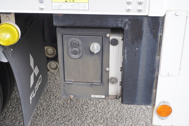 キャンター　１０尺　アルミバン　積載２０００ｋｇ　跳ね上げ式　垂直パワーゲート　ラッシング２段　荷台ステンレス張り　導風板　換気扇　バックカメラ　ＥＴＣ　フォグランプ　５速ＭＴ！28
