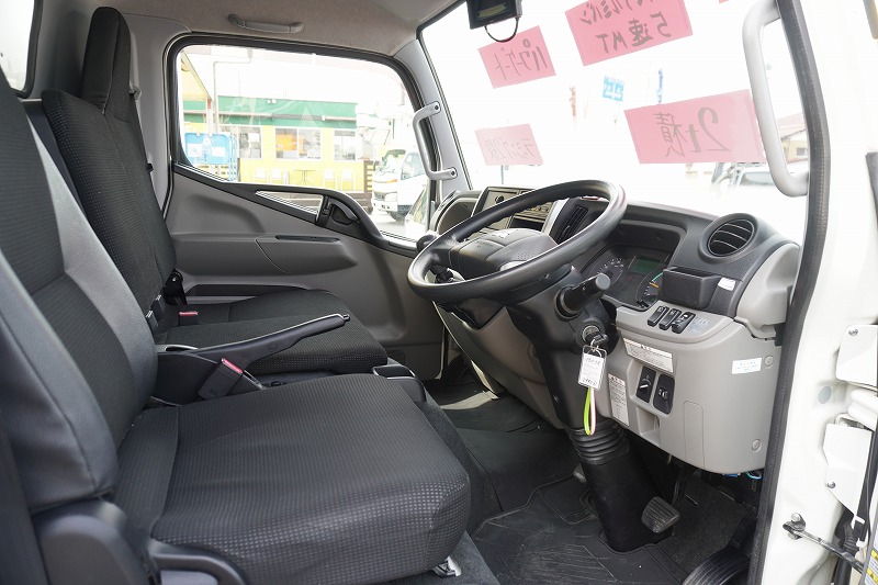 キャンター　１０尺　アルミバン　積載２０００ｋｇ　跳ね上げ式　垂直パワーゲート　ラッシング２段　荷台ステンレス張り　導風板　換気扇　バックカメラ　ＥＴＣ　フォグランプ　５速ＭＴ！38