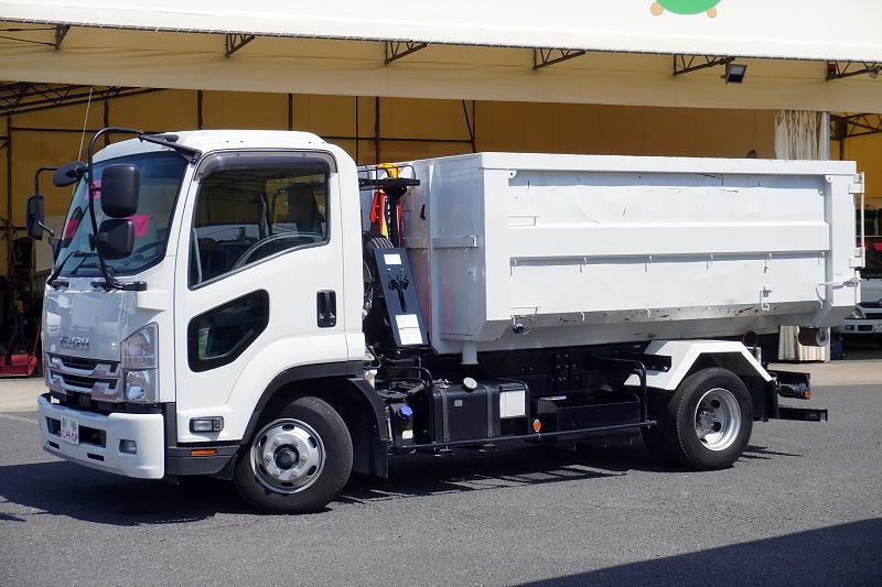 フォワード　４トン　「ベッドレス」　フックロール　極東製　積載３６００ｋｇ　ツインシリンダー　キャブバックステップ　コンテナ付き　ＥＴＣ　坂道発進補助　低走行！６速ＭＴ！フロント画像