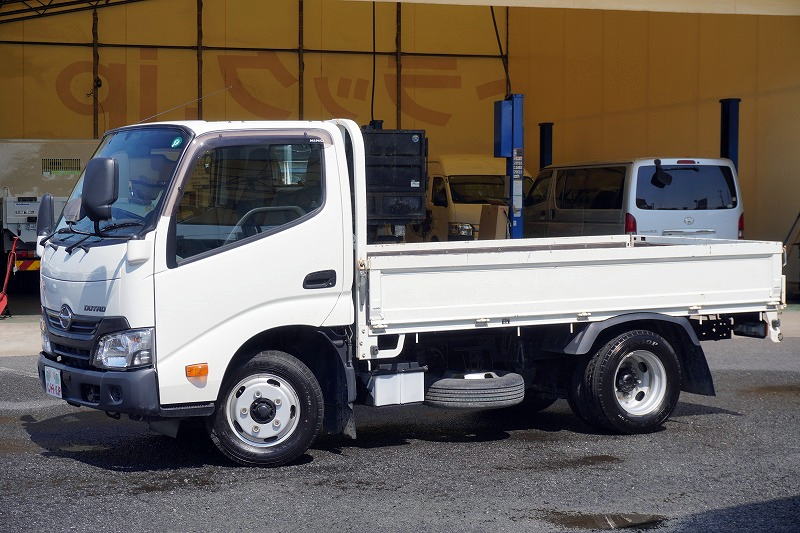 デュトロ　「標準幅　ショート」　平ボディー　積載２０００ｋｇ　三方開　全低床　左電格ミラー　ＥＴＣ　５速ＭＴ！フロント画像