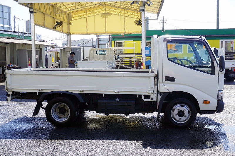 デュトロ　「標準幅　ショート」　平ボディー　積載２０００ｋｇ　三方開　全低床　左電格ミラー　ＥＴＣ　５速ＭＴ！3