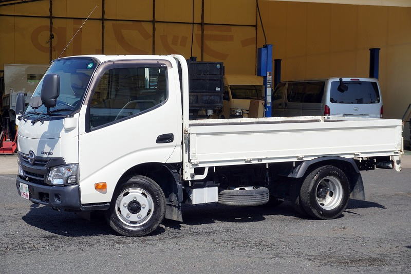 デュトロ　「標準幅　ショート」　平ボディー　積載２０００ｋｇ　三方開　全低床　左電格ミラー　ＥＴＣ　５速ＭＴ！フロント画像