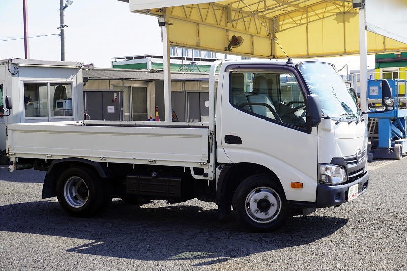 デュトロ　「標準幅　ショート」　平ボディー　積載２０００ｋｇ　三方開　全低床　左電格ミラー　ＥＴＣ　５速ＭＴ！4