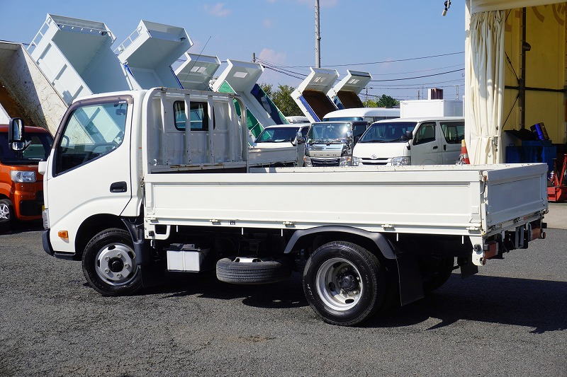 デュトロ　「標準幅　ショート」　平ボディー　積載２０００ｋｇ　三方開　全低床　左電格ミラー　ＥＴＣ　５速ＭＴ！5