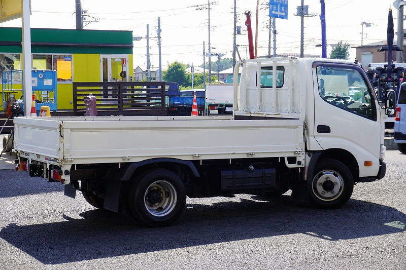 デュトロ　「標準幅　ショート」　平ボディー　積載２０００ｋｇ　三方開　全低床　左電格ミラー　ＥＴＣ　５速ＭＴ！6