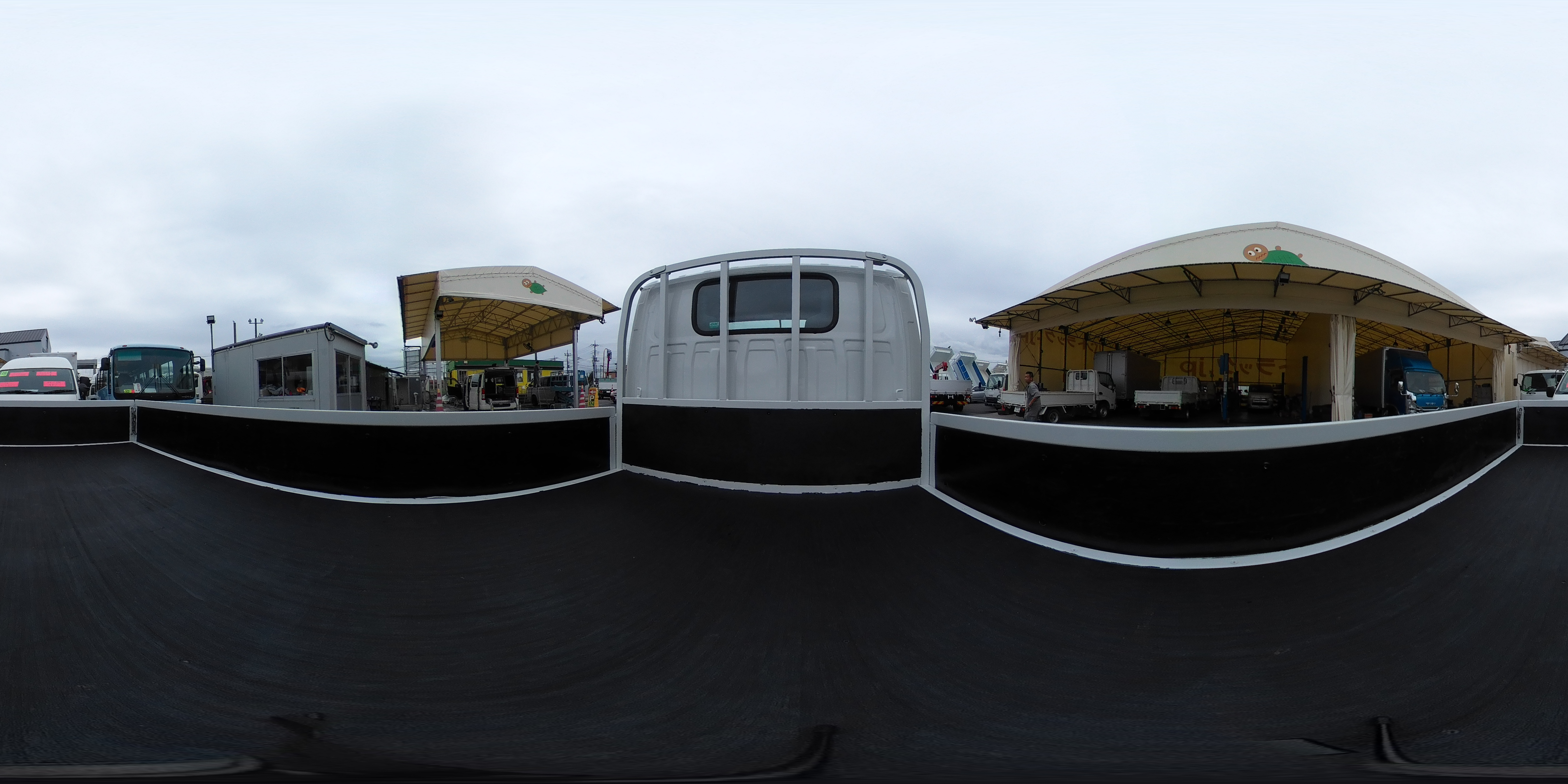 エルフ　「標準幅　ショート」　平ボディー　積載２０００ｋｇ　三方開　全低床　左電格ミラー　坂道発進補助　ＥＴＣ　５速ＭＴ！2