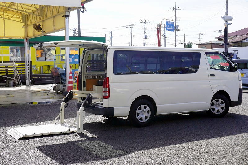 ハイエース　ロング　ＤＸ　４ドア　ガソリン車　３人乗り　トヨタ車体製パワーゲート　荷室加工有り　荷台板張り　ラッシング１段　小窓　バックカメラ　社外ナビ　ＥＴＣ　キーレス　ＡＴ車！フロント画像