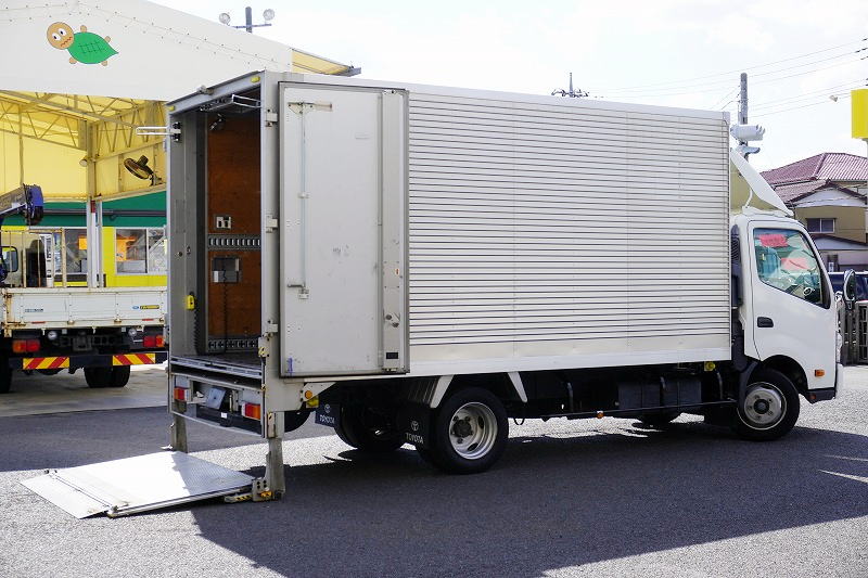 ダイナ　「ワイドロング」　アルミバン　積載２０００ｋｇ　サイドドア　スライドリフト　ラッシング２段　バックカメラ　ＥＴＣ　導風板　９０度ストッパー　メッキパーツ　トヨタ車体製　５速ＭＴ！　車検「Ｒ８年５月まで！」フロント画像