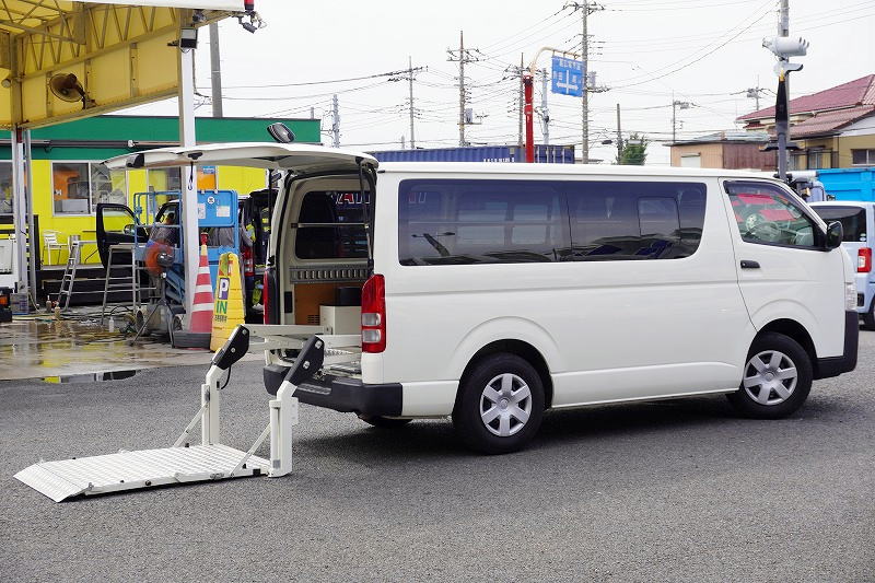 ハイエース　ロング　ＤＸ　４ドア　ガソリン車　３人乗り　トヨタ車体製パワーゲート　荷室加工有り　荷台板張り　ラッシング１段　セパレーターカーテン　小窓　バックカメラ　社外ナビ　ＥＴＣ　キーレス　ＡＴ車！フロント画像