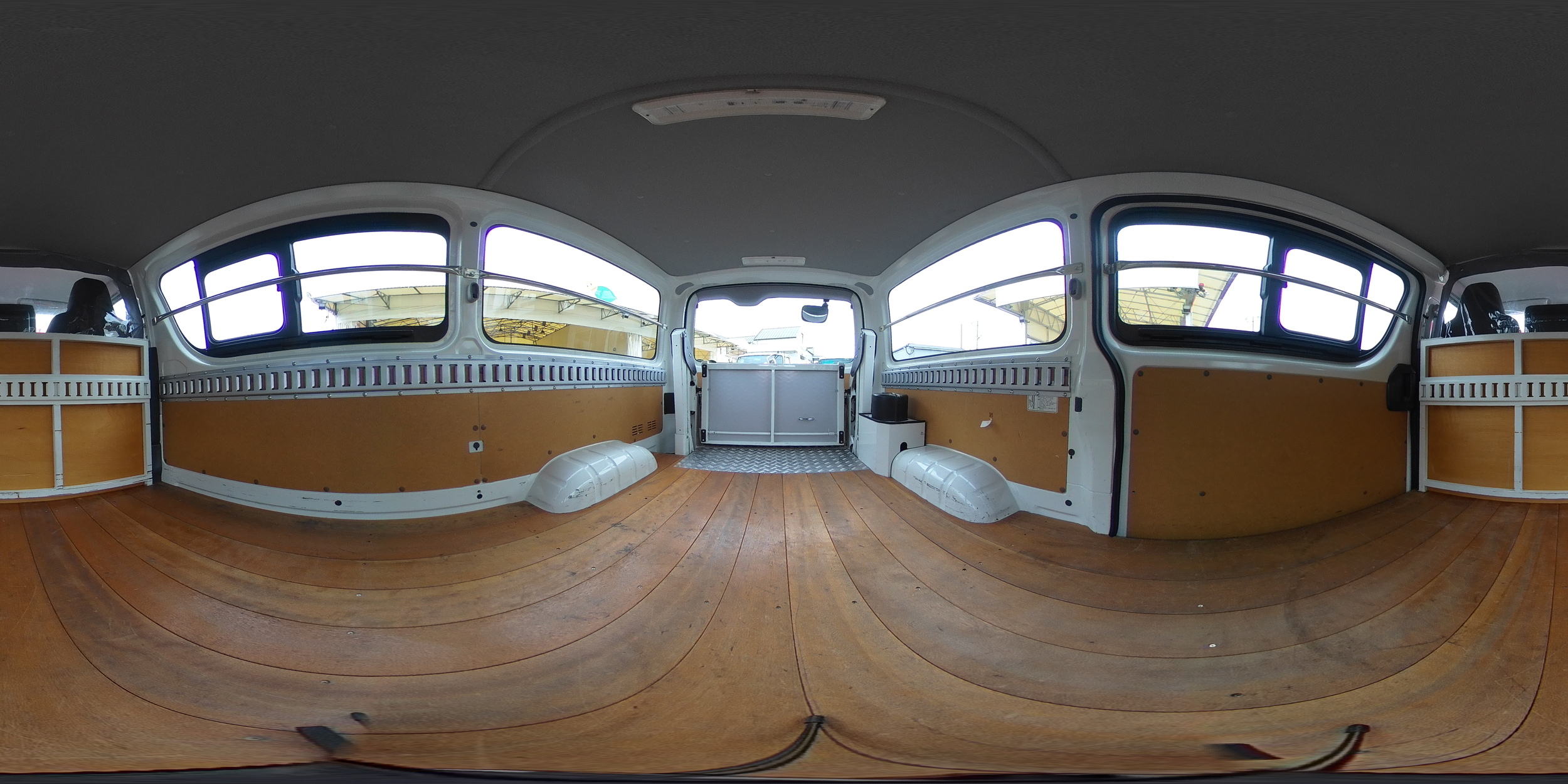 ハイエース　ロング　ＤＸ　４ドア　ガソリン車　３人乗り　トヨタ車体製パワーゲート　荷室加工有り　荷台板張り　ラッシング１段　セパレーターカーテン　小窓　バックカメラ　社外ナビ　ＥＴＣ　キーレス　ＡＴ車！1