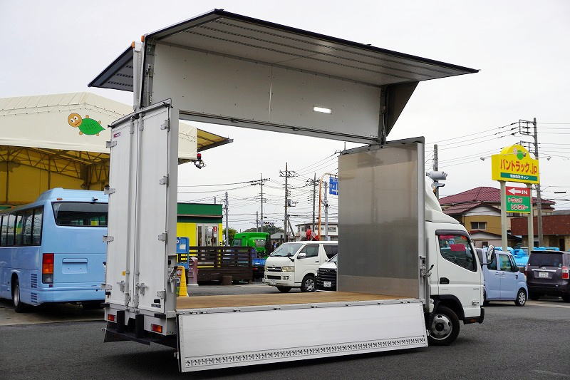 キャンター 「ワイドロング」 アルミウイング 積載2000kg 高箱 「内高2.66m」 ラッシング4段 導風板 落とし込みフック4対 LEDヘッドライト&フォグランプ バックカメラ ETC 左電格ミラー スマートキー 衝突軽減ブレーキ 車線逸脱警報 パブコ製 5速MT!フロント画像