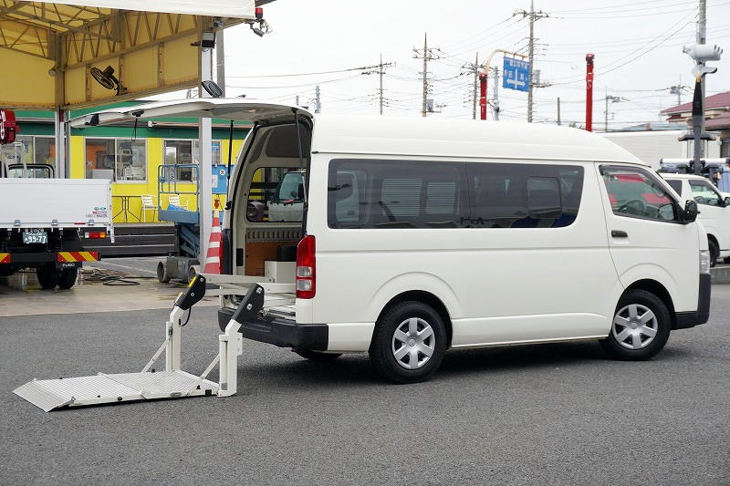 ハイエース　ロング　ＤＸ　４ドア　「ハイルーフ」　ガソリン車　３～６人乗り　トヨタ車体製パワーゲート　荷室加工有り　荷台板張り　ラッシング２段　小窓　バックカメラ　純正ナビ　ワンセグＴＶ　ＥＴＣ　キーレス　ワンオーナー！ＡＴ車！フロント画像