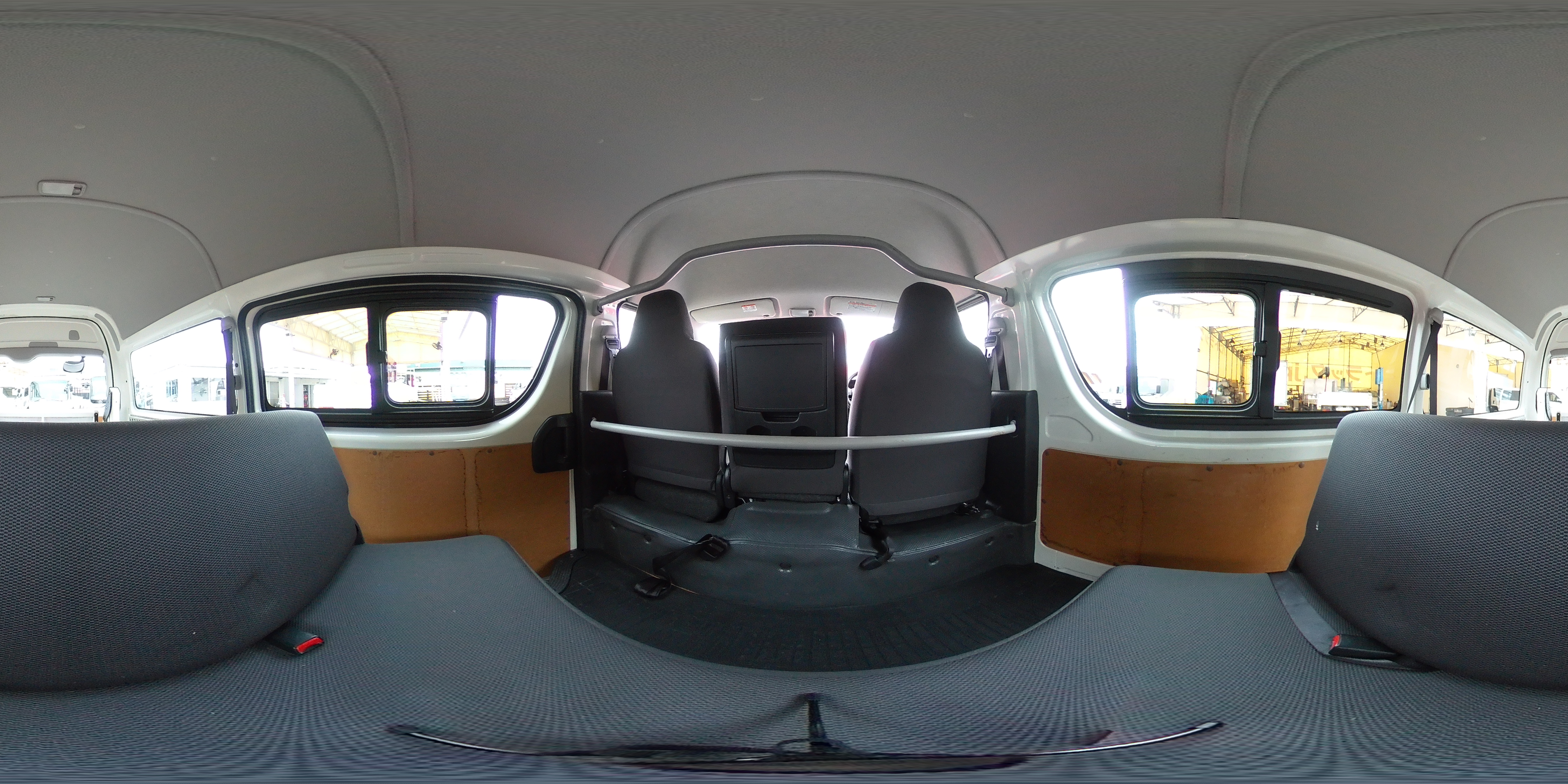 ハイエース　ロング　ＤＸ　４ドア　「ハイルーフ」　ガソリン車　３～６人乗り　トヨタ車体製パワーゲート　荷室加工有り　荷台板張り　ラッシング２段　小窓　バックカメラ　純正ナビ　ワンセグＴＶ　ＥＴＣ　キーレス　ワンオーナー！ＡＴ車！1