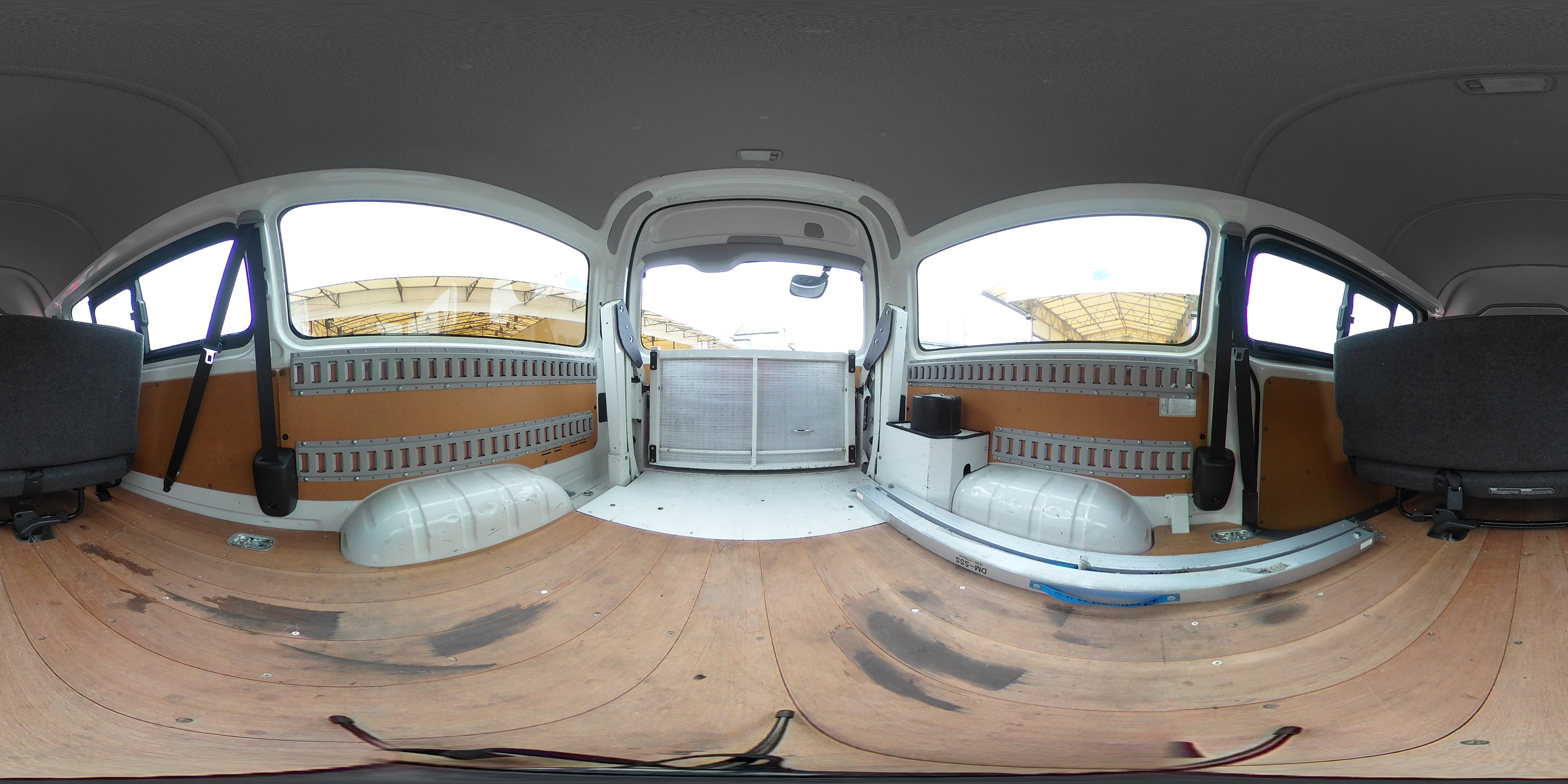 ハイエース　ロング　ＤＸ　４ドア　「ハイルーフ」　ガソリン車　３～６人乗り　トヨタ車体製パワーゲート　荷室加工有り　荷台板張り　ラッシング２段　小窓　バックカメラ　純正ナビ　ワンセグＴＶ　ＥＴＣ　キーレス　ワンオーナー！ＡＴ車！2