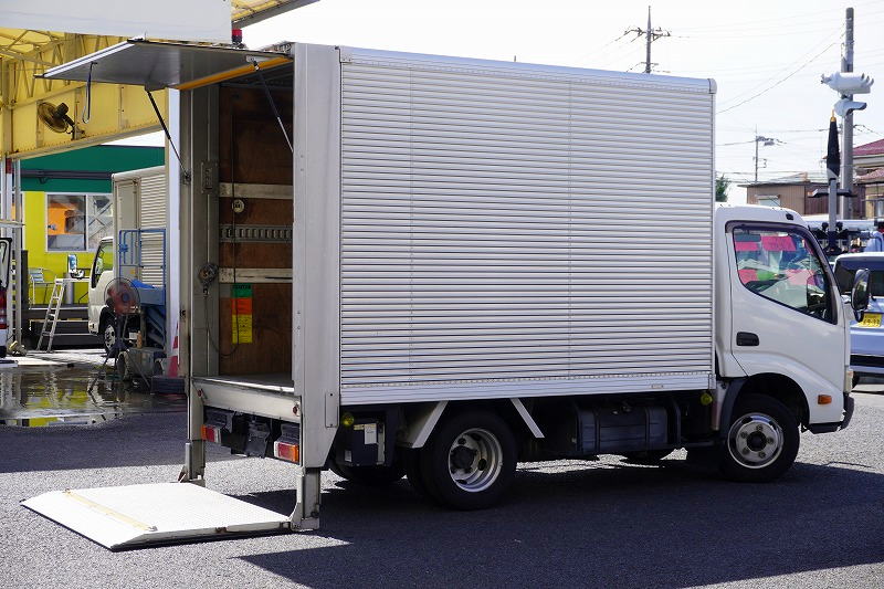 トヨエース　１０尺　アルミバン　積載２０００ｋｇ　サイドドア　跳ね上げ式　垂直パワーゲート　ラッシング１段　箱内当て物付き　バックカメラ　ＥＴＣ　社外ナビ　全低床　北村製　ワンオーナー！５速ＭＴ！フロント画像