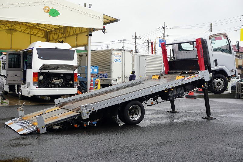 エルフ 「ワイド超ロング」 セルフローダー 一般用 古河ユニック製 積載3300kg ハイジャッキ ラジコン ウインチ 電動スライド式ステップ 三方開 床フック6対 左電格ミラー 坂道発進補助 フォグランプ 6速MT!フロント画像