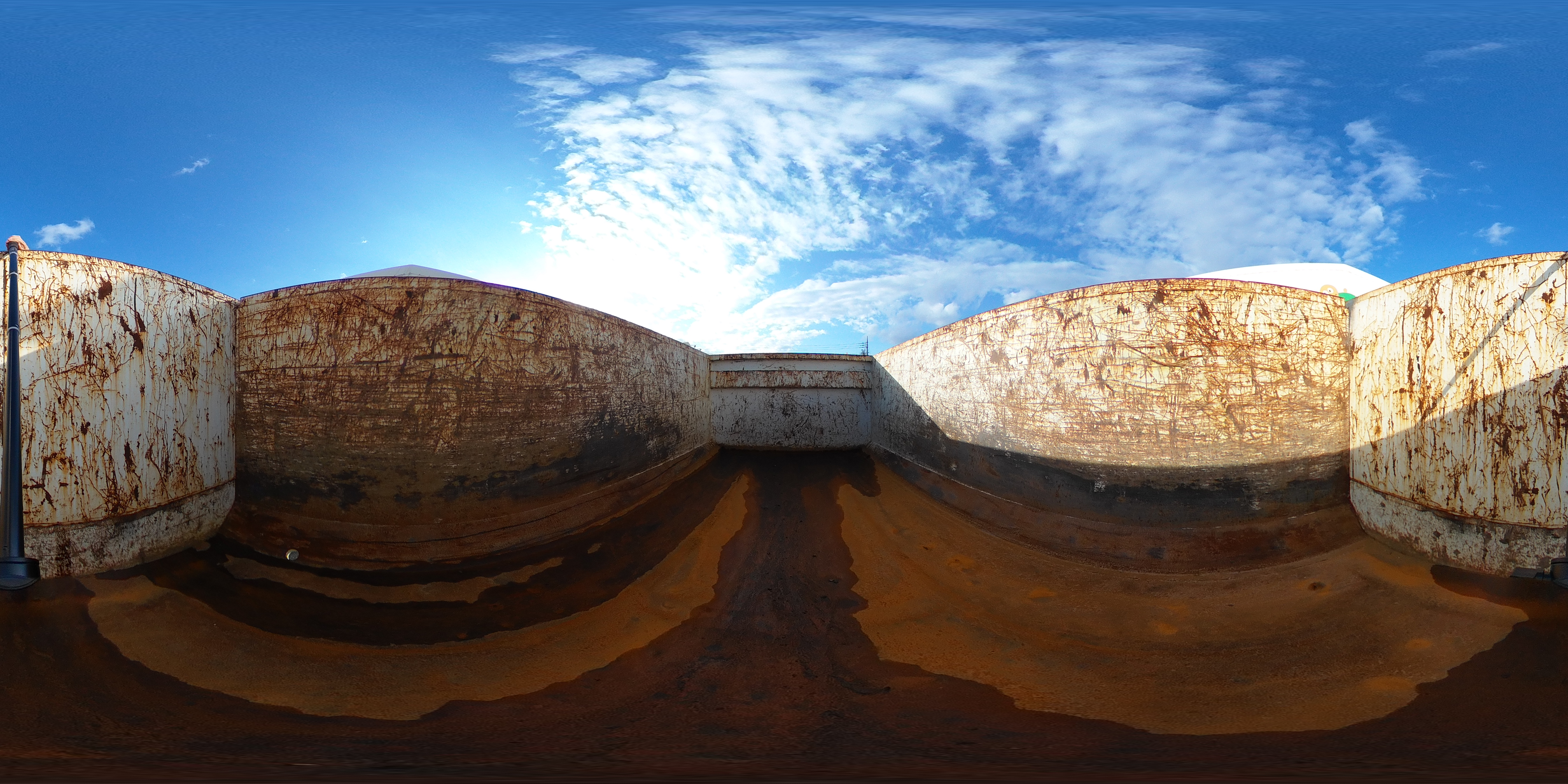 ファイター　４トン　「ベッドレス」　アームロール　新明和製　積載３６５０ｋｇ　ツインシリンダー　キャブバックステップ　コンテナ付き　網工具入れ　坂道発進補助　ＥＴＣ　低走行！６速ＭＴ！　車検「Ｒ８年５月まで！」2