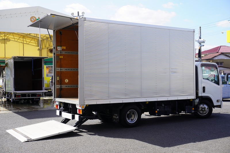エルフ　「ワイドロング」　アルミバン　積載２０００ｋｇ　跳ね上げ式　パワーゲート　ラッシング３段　高箱　バックカメラ　ＥＴＣ　左電格ミラー　坂道発進補助　フォグランプ　日本フルハーフ製　６速ＭＴ！フロント画像