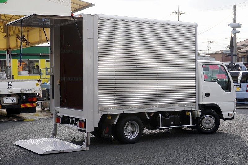 エルフ　１０尺　アルミバン　積載１９００ｋｇ　跳ね上げ式　垂直パワーゲート　ラッシング２段　左電格ミラー　バックカメラ　フォグランプ　全低床　ＡＴ車！準中型（５トン限定）免許対応！　車検「Ｒ８年９月まで！」フロント画像