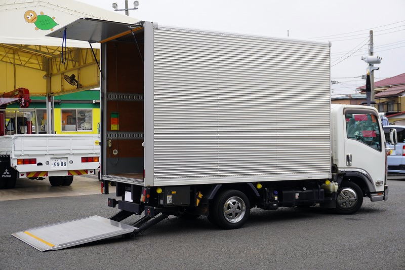 エルフ　「標準幅　セミロング」　アルミバン　積載１６５０ｋｇ　跳ね上げ式　パワーゲート　高箱　ラッシング２段　バックカメラ　社外ナビ　フルセグＴＶ　ＥＴＣ２．０　左電格ミラー　坂道発進補助　フォグランプ　衝突軽減ブレーキ　車線逸脱警報　北村製　メッキパーツ　５速ＭＴ！準中型（５トン限定）免許対応！希少車！！　車検「Ｒ８年１月まで！」フロント画像