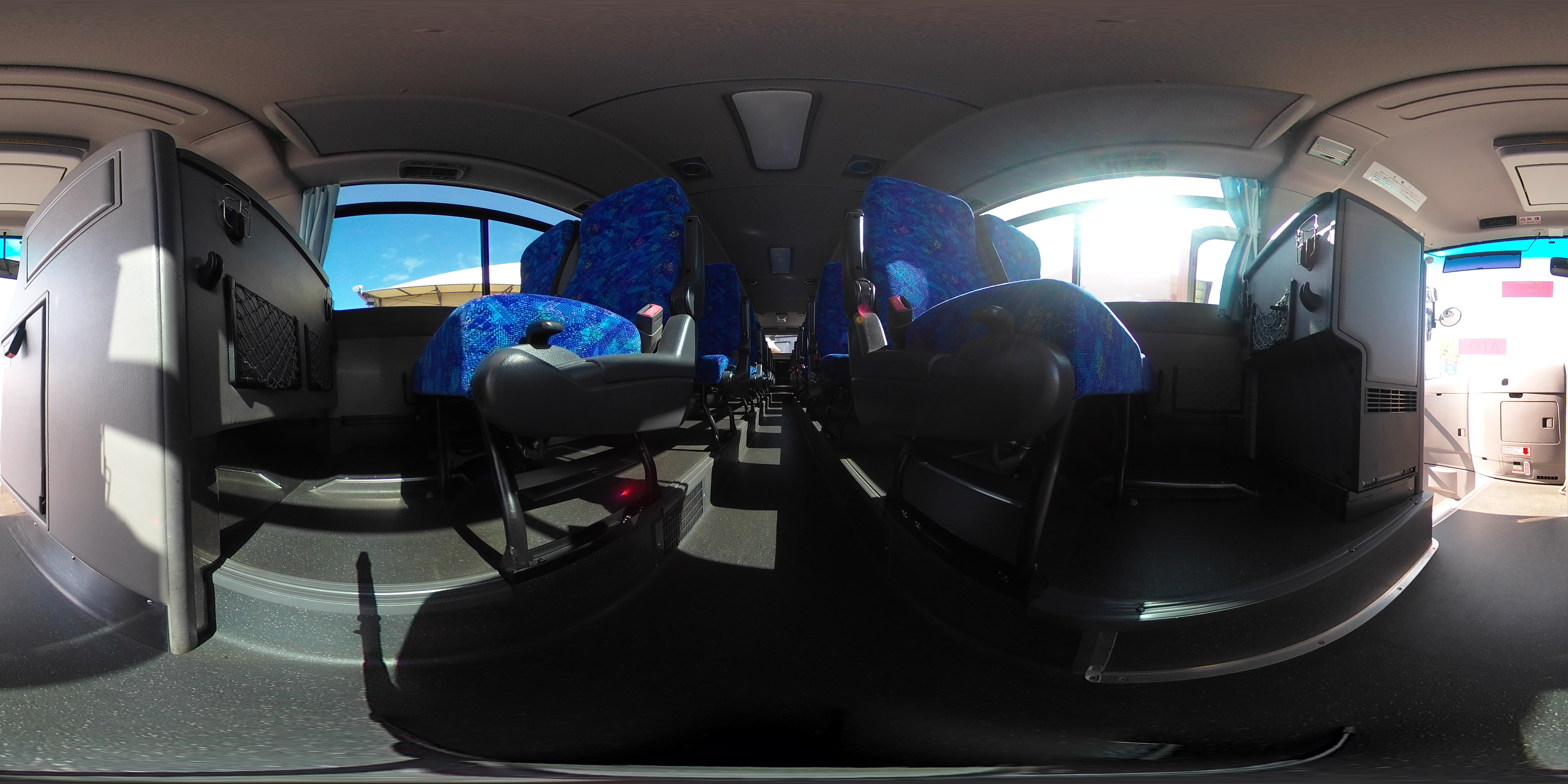 日野　メルファ　観光バス　２８人乗り　２ドア　スイング自動ドア　モケットシート　リクライニング機能　小型トランク２箇所（下部貫通式）　総輪エアサス　ガイド席　電動格納式後席モニター　冷蔵庫　荷室スペース　リアドア下格納式ステップ付き　マイク　オートエアコン　バックカメラ　ルームラック　ＥＴＣ２．０　フルセグＴＶ　ＤＶＤプレーヤー　メッキホイールライナー　ＡＴ車！1