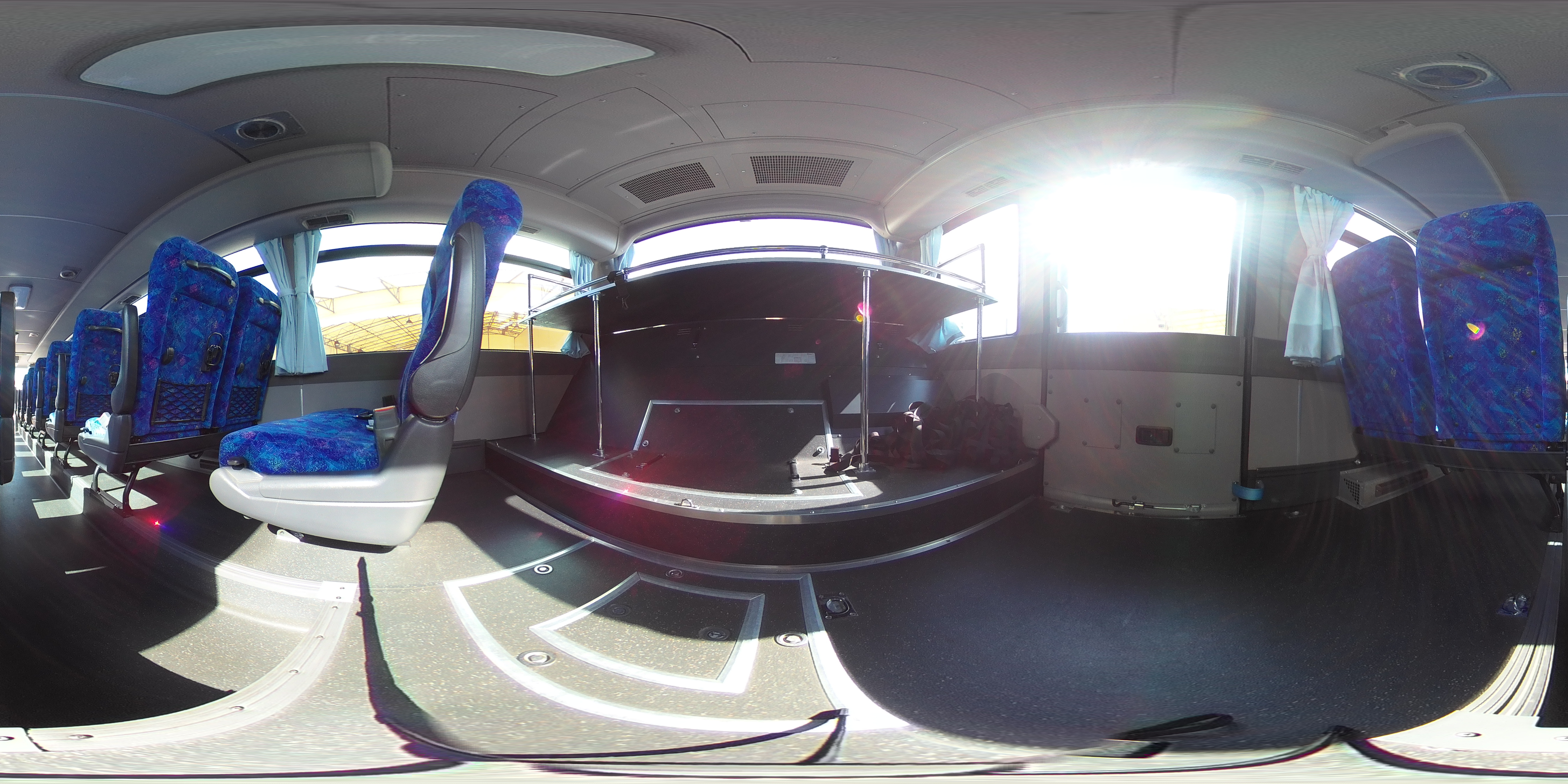 日野　メルファ　観光バス　２８人乗り　２ドア　スイング自動ドア　モケットシート　リクライニング機能　小型トランク２箇所（下部貫通式）　総輪エアサス　ガイド席　電動格納式後席モニター　冷蔵庫　荷室スペース　リアドア下格納式ステップ付き　マイク　オートエアコン　バックカメラ　ルームラック　ＥＴＣ２．０　フルセグＴＶ　ＤＶＤプレーヤー　メッキホイールライナー　ＡＴ車！2