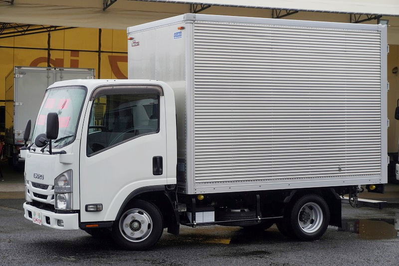 エルフ 10尺 アルミバン 積載2000kg ラッシング2段 左電格ミラー 坂道発進補助 バックカメラ ETC2.0 90度ストッパー フォグランプ 全低床 日本フルハーフ製 5速MT!フロント画像