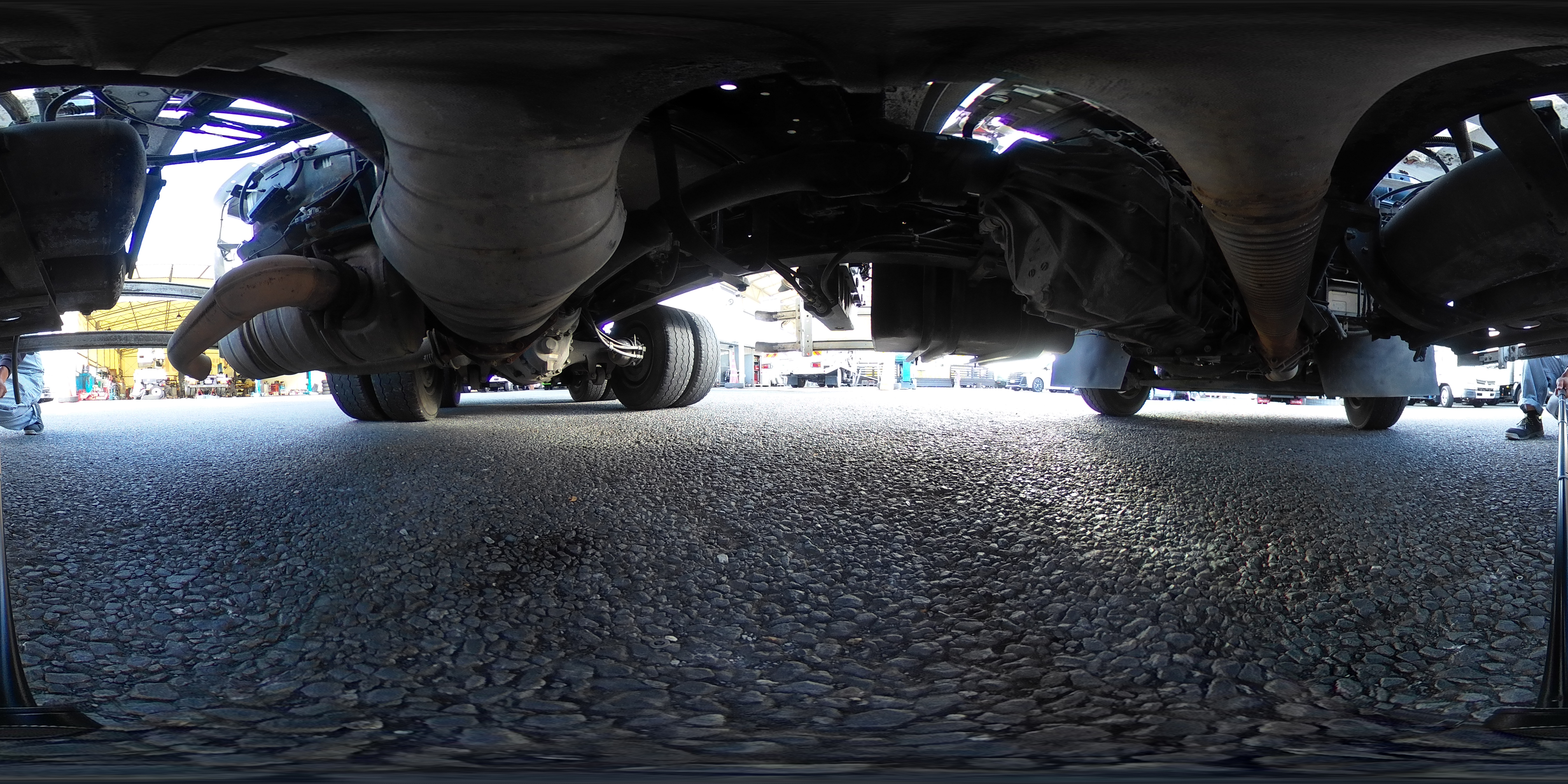 ファイター　大型　３軸　「ベッド付き」　コンクリートミキサー車　カヤバ製　積載１１５００ｋｇ　電動ホッパーカバー　水タンク　自動洗浄　ドラム容量：９．８立米　混合容量：５．０立米　アルミホイール　坂道発進補助　ミラーヒーター　ＥＴＣ　６速ＭＴ！　車検「Ｒ８年９月まで！」1