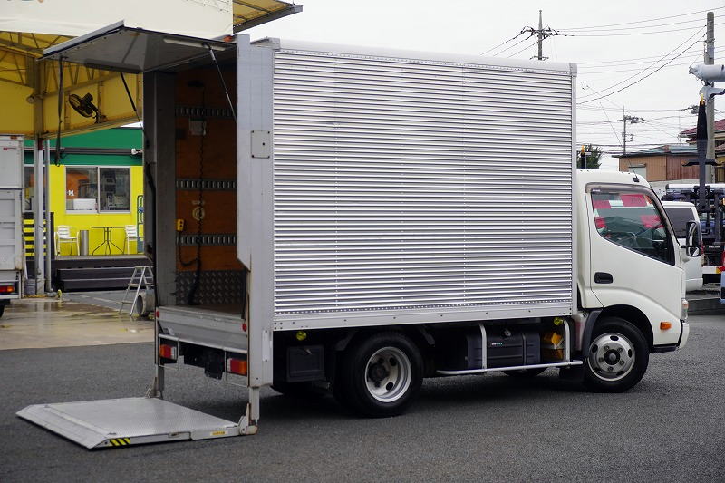 デュトロ 10尺 アルミバン 積載1850kg サイドドア 跳ね上げ式 垂直パワーゲート ラッシング3段 左右電格ミラー バックカメラ 社外ナビ ETC フォグランプ 全低床 日本フルハーフ製 AT車!準中型(5トン限定)免許対応!フロント画像